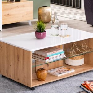 Klub sto BERT, u dekoru artisan hrasta sa bijelom lak folijom, posjeduje praktične i estetske benefite. Dominantan detalj u izgledu ovog klub stola je efektna staklena polica ispod radne površine pogodne za odlaganje omiljenih knjiga ili časopisa. Klub sto BERT doprinosi savremenom tematskom konceptu uređenja dnevnog boravka. Širina: 101 cm,Dubina: 60 cm, Visina: 45 cm Materijal izrade: opl. iverica 16mm , melam. kant traka , EVA ljepak za kant traku , iver vijci , drveni tiplovi , ekscentri , plastični dijelovi , MDF profili , staklo 6mm , nosači polica , metalni elementi za vezu