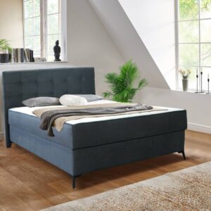 Udoban francuski ležaj, u boji i materijalu po izboru. Ležeći dio kreveta je od džepičastog jezgra. Ispod kreveta se nalazi veliki prostor za odlaganje u koji možete odložiti posteljinu, jastuke, odjeću itd. Kutija za odlaganje se sastoji iz dva dijela. Uzglavlje je mekano podstavljeno PU pjenom. Noge kreveta su visoke 10 cm, crne boje i metalne. Maksimalna težina ležaja je 300 kg.