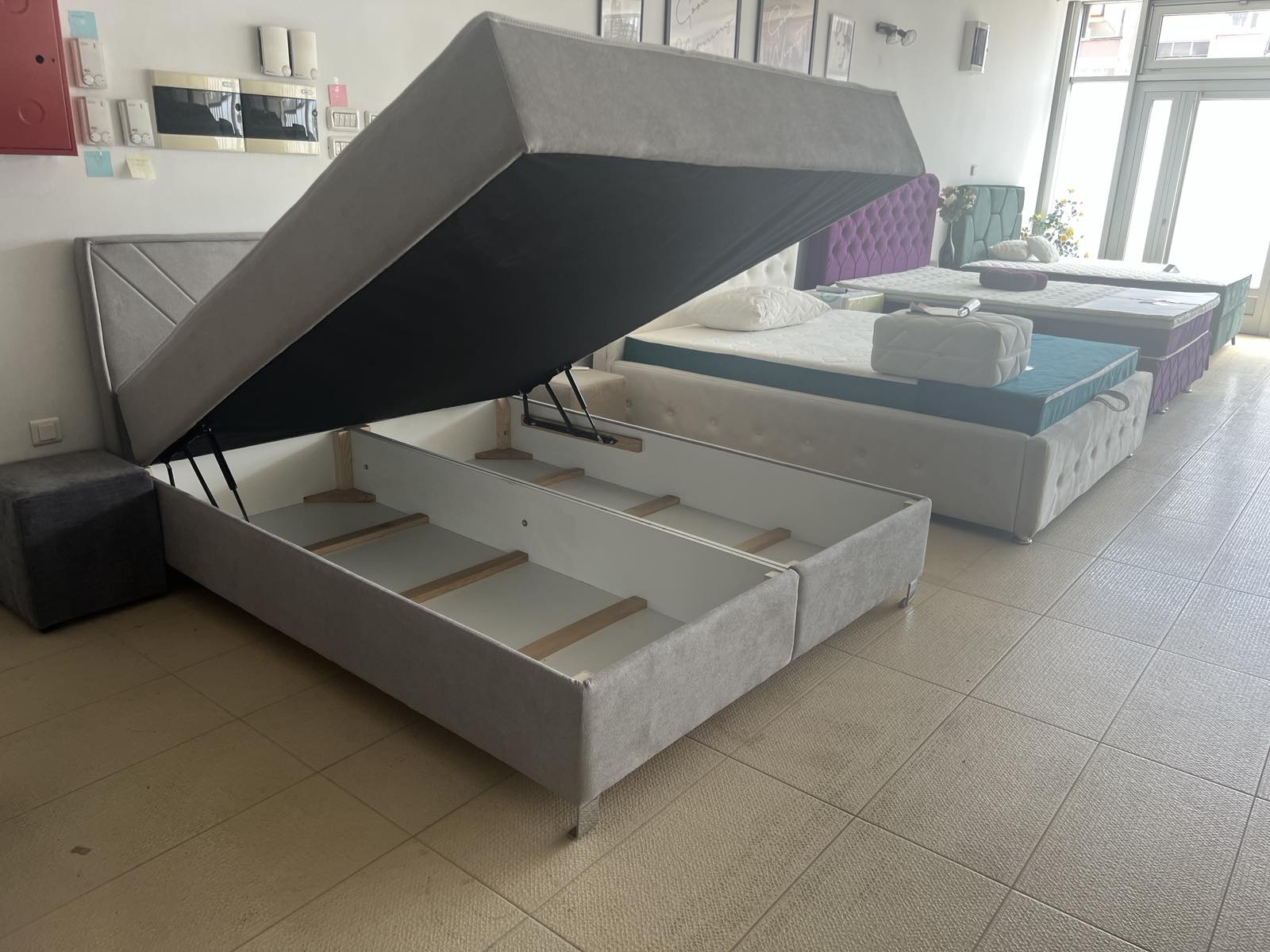 Francuski ležaj NINA sa ugrađenim madracem i prostorom za odlaganje